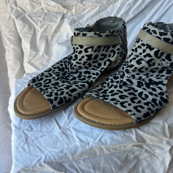 Sandals - Picture 2 of 3